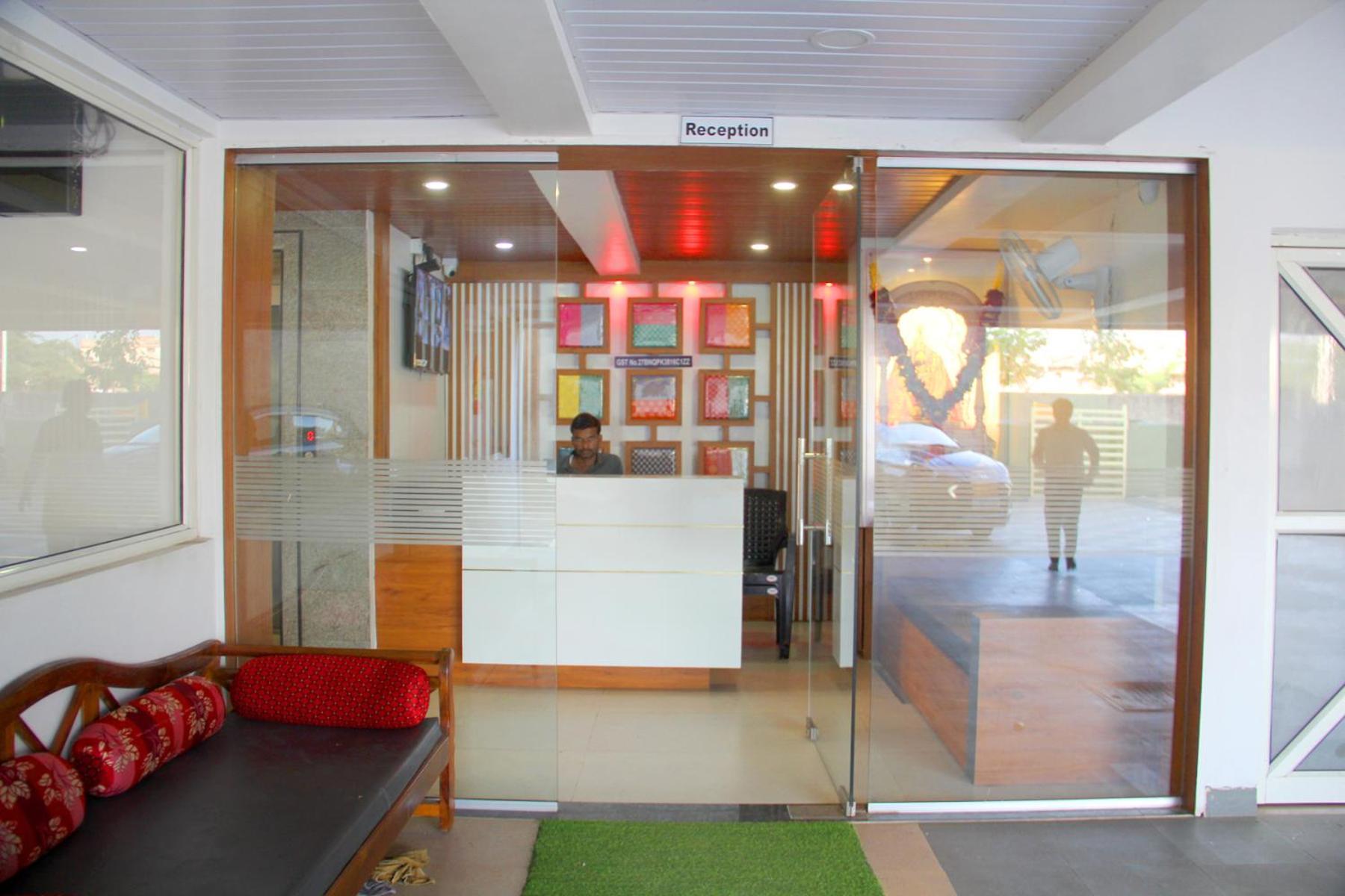 Hotel Ambai Executive Tuljapur Buitenkant foto